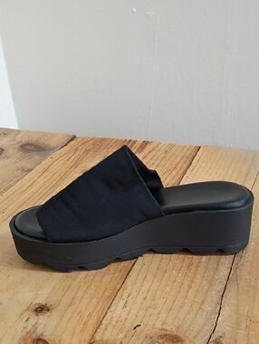 Donald Pliner Black Platform Slide Ons Size 6 Made in Italy